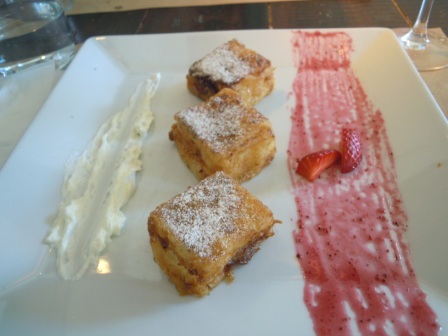 Leche frita con salsa de fresa