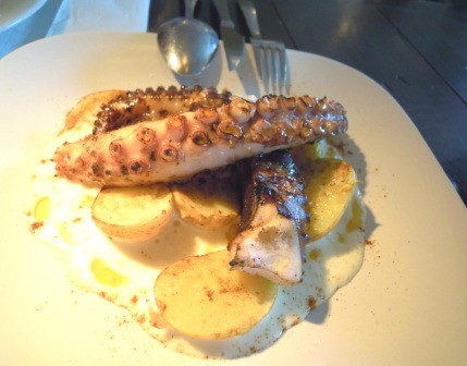 Pulpo asado con crema de patata