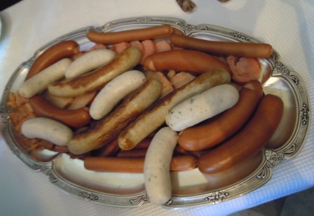 salchichas en bandeja