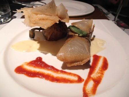 Brick de seta y gambas y queso con miel y frutos rojos