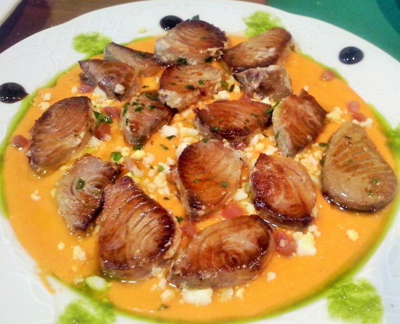 Atun plancha sobre salmorejo