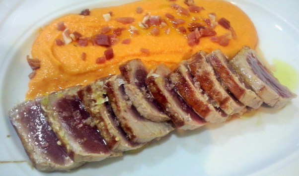 Tataki sobre salmorejo